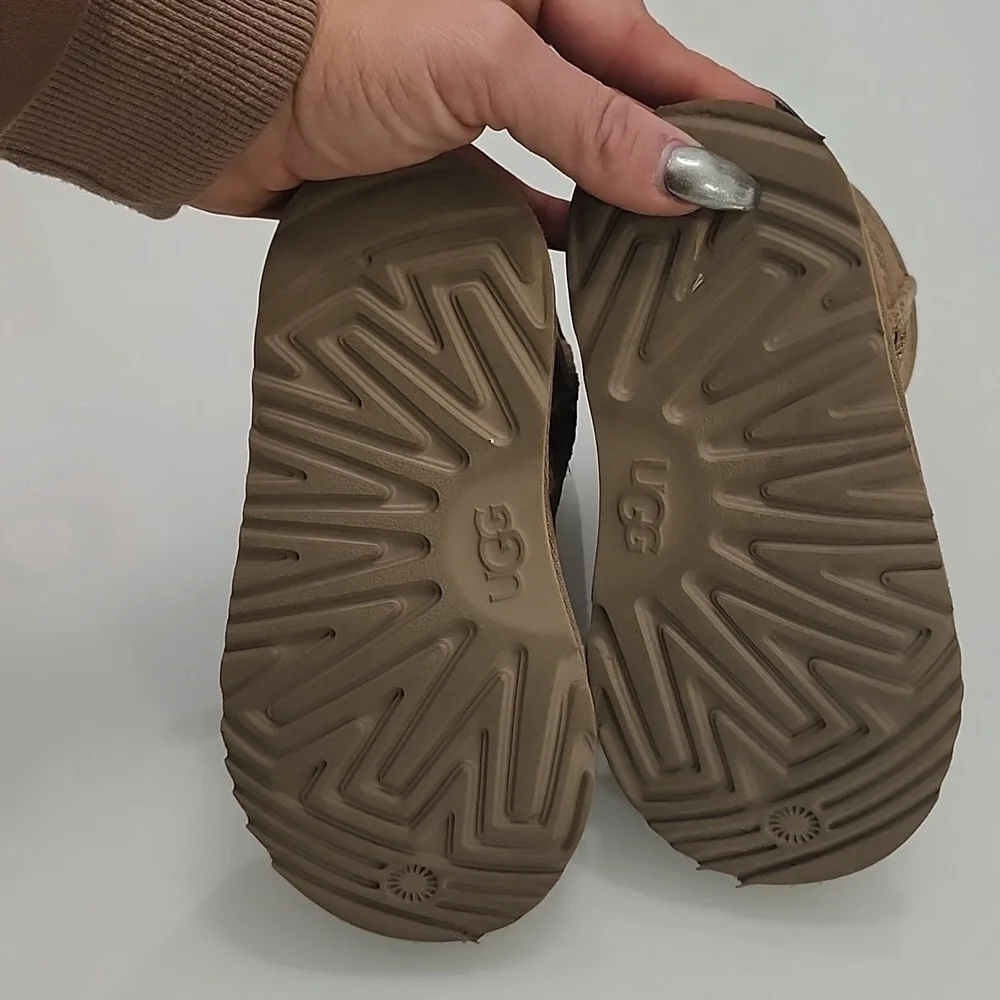 UGG Big Kids Chestnut Classic II Glitter Leopard Boots - Picture 8 of 8